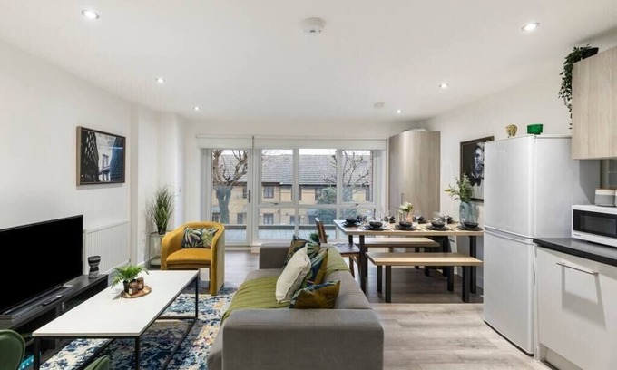 Leyton Apartment | A Splash of Color: Spacious and Funky 3-BR Flat