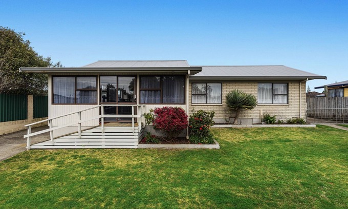 Coastlands House | A Stones Throw - Coastlands Holiday Home