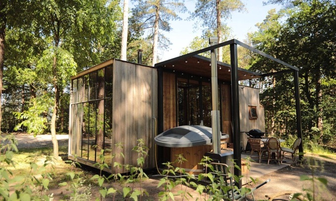 Maaseik House | A stress-free stay in this classic cabin with hottub