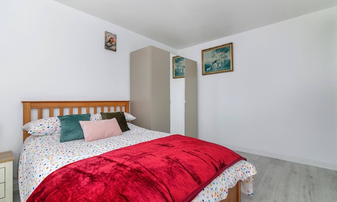 Redbridge Apartment | A Stunning Flat in London, Gants Hill, Ilford