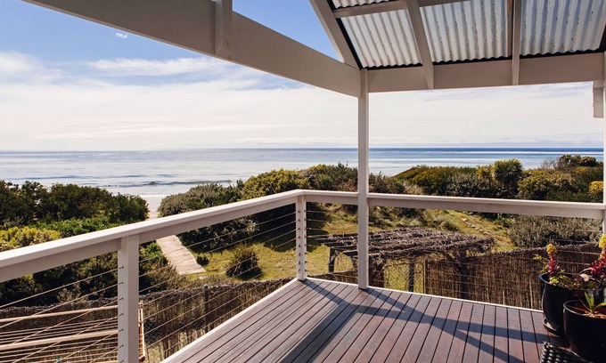 Turners Beach House | A stunning house right on the beach in a quiet and relaxed seaside location.