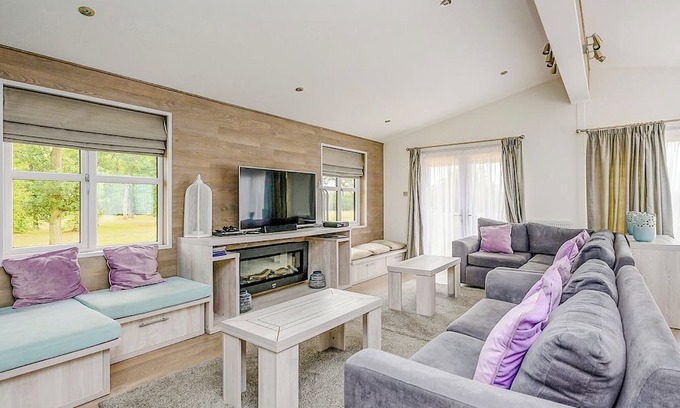 Bury St Edmunds Ski Chalet | A stunning lodge with one master double with en suite.
