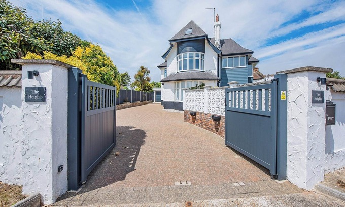 Littlehampton Cottage | A stunning two-level seaside retreat with incredible sea views.