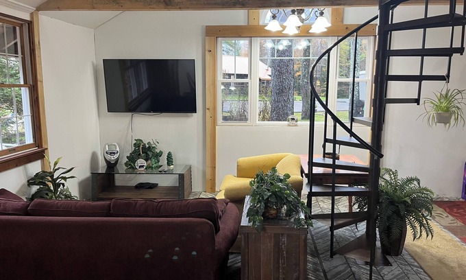 Arietta Cabin | A stylish Adirondack Log Cabin located along side the NYS Hiking trail System!