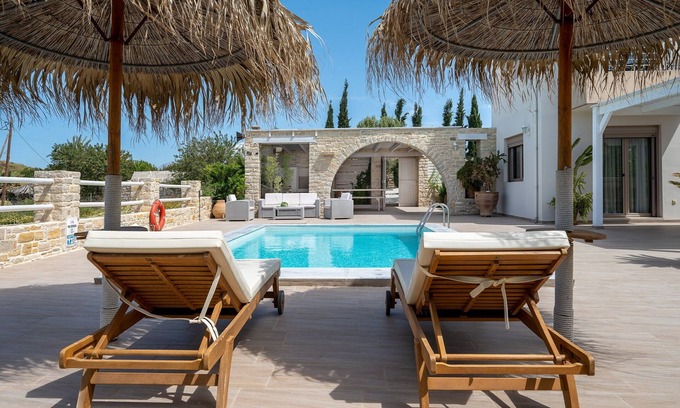 Kamilari Villa | A stylish and elegant villa with stunning view