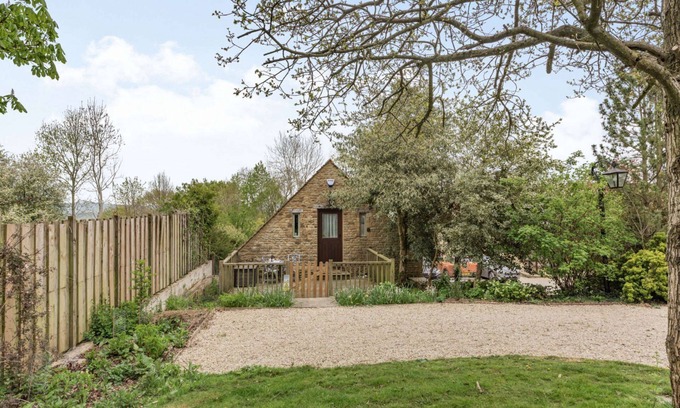 Bourton-on-the-Water Cottage | A stylish dog friendly holiday cottage in the Cotswolds - Rainbow Barns