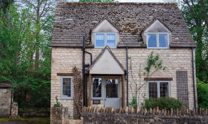 Winchcombe Cottage | A sudeley castle cottage that sleeps 6 guests in 2 bedrooms
