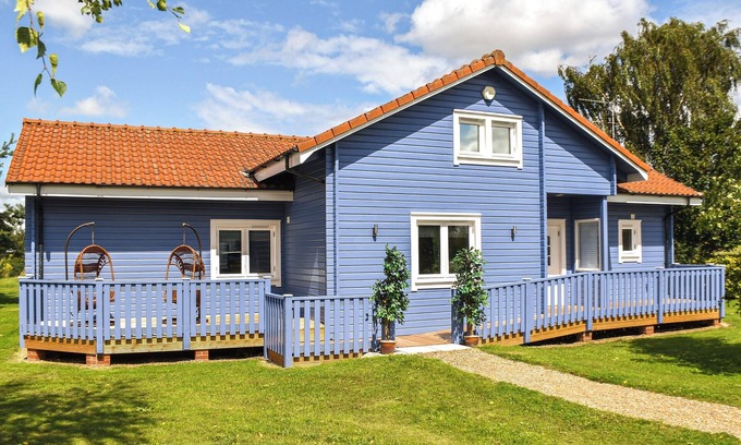 Hopton Cottage | A superb family lodge with a private hot tub, sauna and games zone.