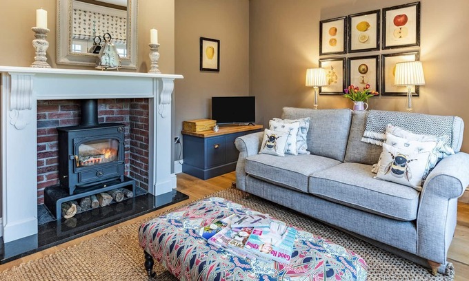 Alford Cottage | A superb luxury retreat with a hot tub to enjoy, perfect for a romantic and relaxing break.