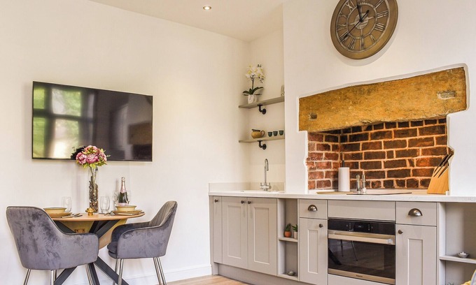 Chinley Cottage | A superbly finished holiday cottage lying within this quaint High Peak village.