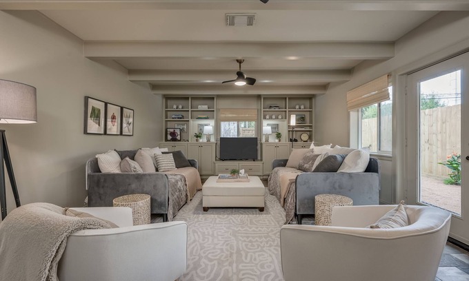 Garden Oaks House | A sweet cosy bungalow in the heart of Houston perfect for families & pets!