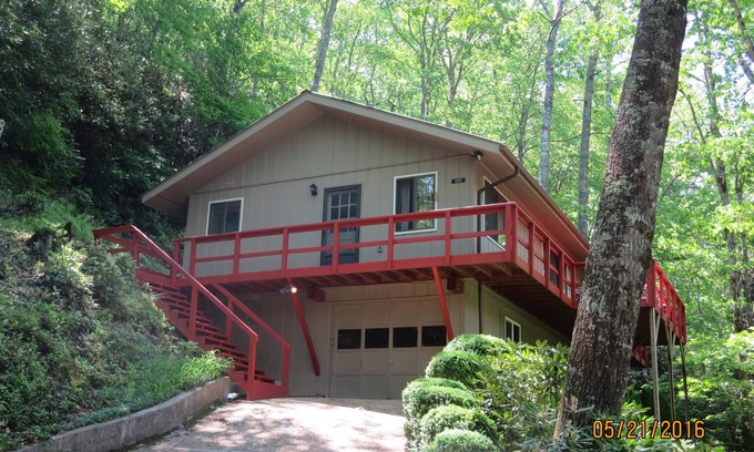 Burnsville House | A sweet spot to stay, Golf, hiking, water, horseback riding, Relax & Recharge!
