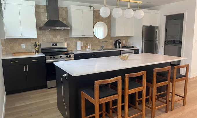 Comox Apartment | A Sweet Suite minute to golfing, beaches, airport and more in the Comox Valley.