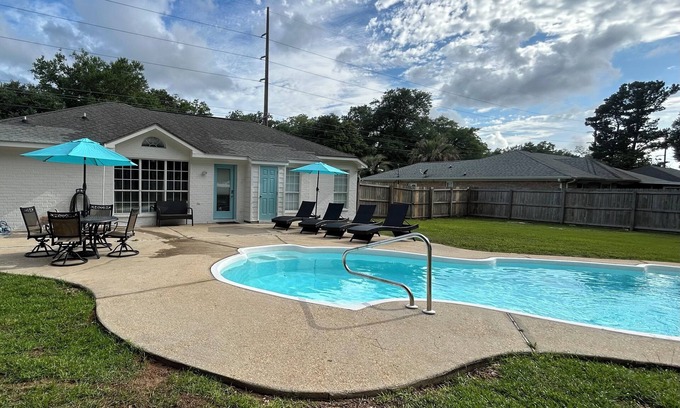 Foley House | A Taste of ParadisenSpacious 4BR/3BA retreat with a private pool