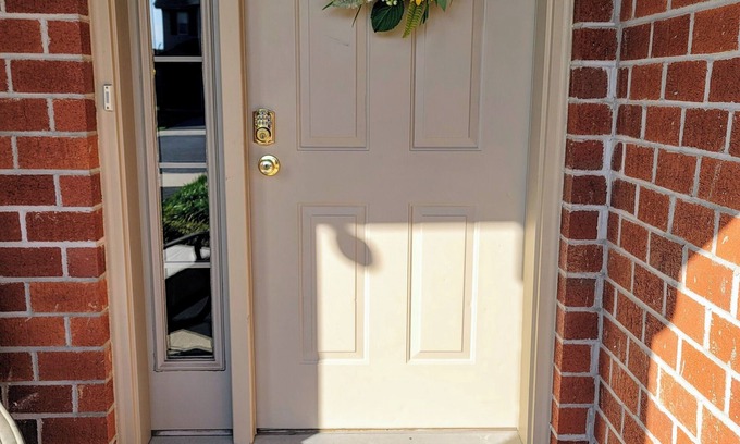 Chambersburg House | A thoughtfully designed 3-bedroom, 2.5-bath townhome tailored for travelers.