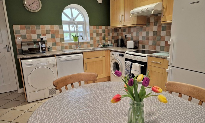 Ivinghoe Cottage | A three bedroom, two bathroom that sleeps 6 guests in 3 bedrooms