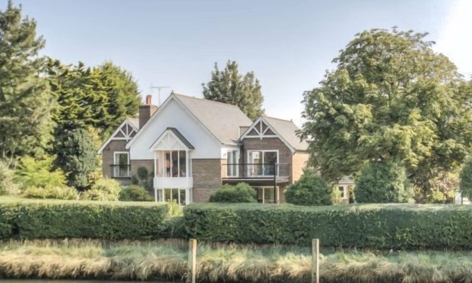 Arundel Cottage | A town house that sleeps 12 guests in 6 bedrooms
