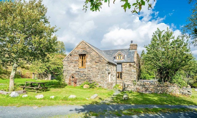 Penrhyndeudraeth Cottage | A traditional Stable Conversion With Views Of Eryri (Snowdonia) From The Hot Tub | Stablgoch