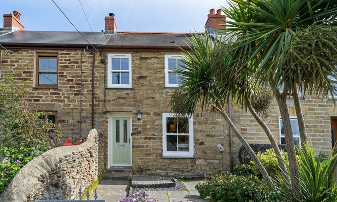 Portreath Cottage | A traditional seaside cottage, with sea views and an easy walk to Portreath.