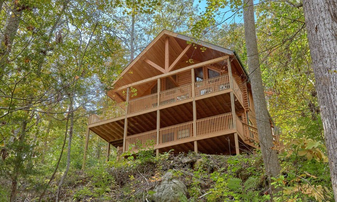 Gatlinburg - Pigeon Forge Cabin | A Tranquility Den: Your Peaceful Escape After Smoky Mountain Adventures