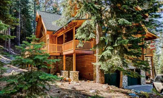 Pioneer Trail House | A True Tahoe Log Home-Surrounded By Forest 4 Bedrooms, Hot Tub, Spacious Deck