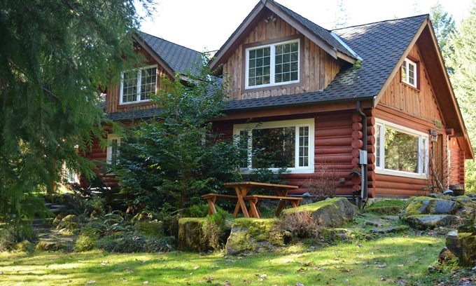 Ashford Cabin | A two Bedroom cabinon the banks of Copper Creek sleeps up to 6 in 1 king, 1 queen bedroom and loft with 2 twins. Children welcome. Private hot tub and firepit on Copper Creek. Fall asleep to the sounds of the creek. A short walk to Copper Creek Resta