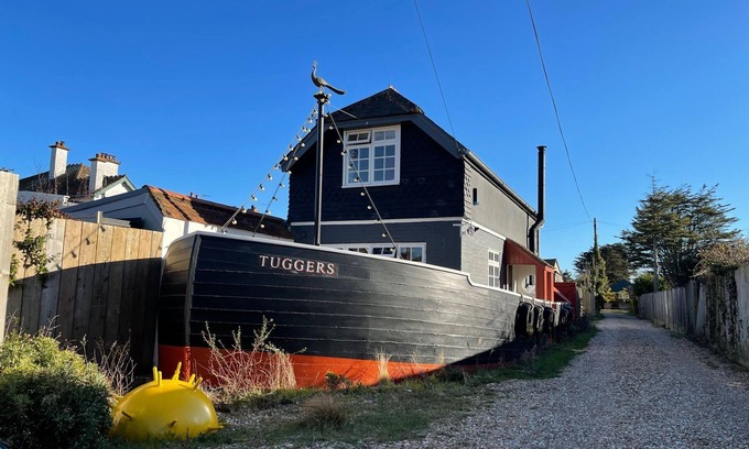 Deal Apartment | A Unique, coastal cottage, located just seconds from Kingsdown seafront, Kent. Perfect for a Summer