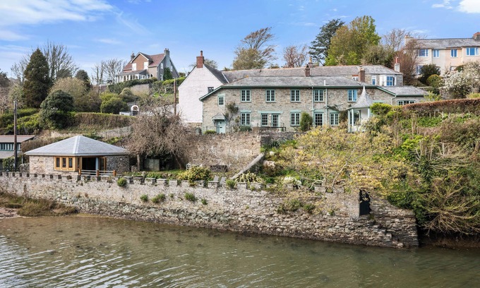 Salcombe Cabin | A Unique Hideaway by the Salcombe Estuary With Parking & Private Garden