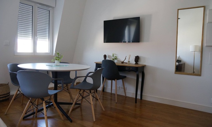 Bezons Apartment | A unique loft at the gateway to Paris*wifi*private parking*garden* tramway