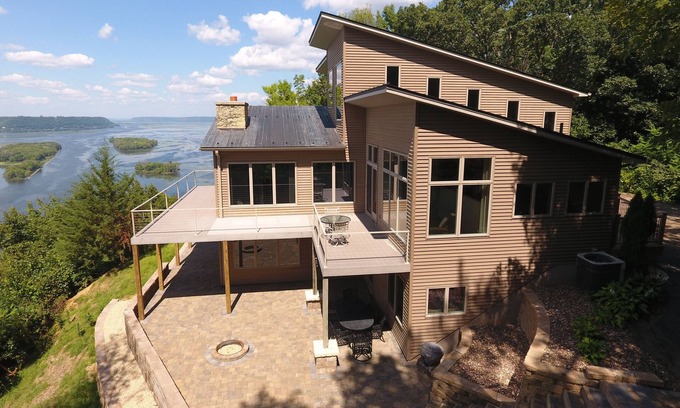 Lynxville House | A View to a Thrill - Experience a beautiful view of the Upper Mississippi River