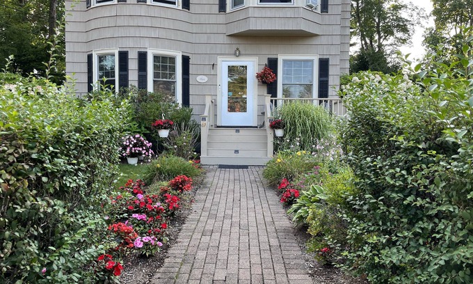 Newton Highlands Bed & Breakfast | A Village Bed and Breakfast