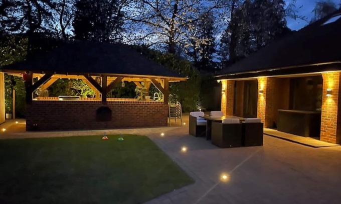 Slough House | A Warm Welcoming Cosy Bungalow, 10 mins to Windsor