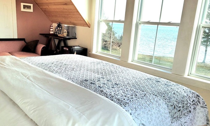 Central Bedeque Bed & Breakfast | A waterfront bed & breakfast that will have you waken to mesmerizing views.
