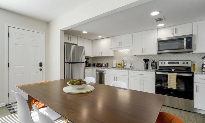 Ocean City House | A Wave From It All - 10 Min from the beach - Renovated - Sleeps 6