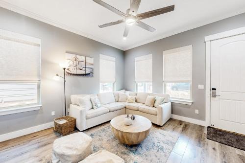 Laguna Beach Estates House | A Wave From It All