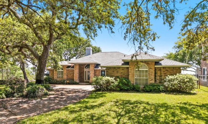 Navarre House | A Wave From It All