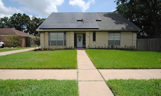 Memorial Parkway House | A welcoming 4 bedroom and 4.5 bathroom house with a private pool