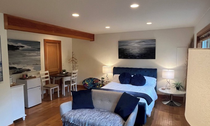 Regional District of Nanaimo House | A Winter Jacuzzi Paradise