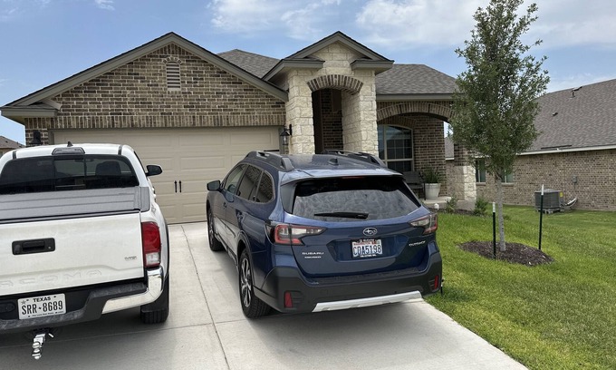 Killeen House | A wonderful 2 bedroom 2 bathroom home with full living room, kitchen and office!
