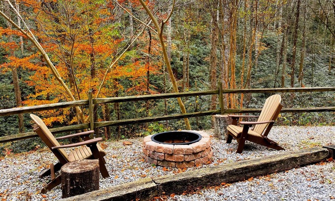 Gatlinburg - Pigeon Forge Cabin | A Wooded Cabin You'll Love! King Bed-2 Fireplaces-HotTub-Firepit-bring your dog!