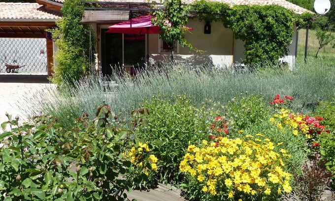 Noyers-sur-Jabron Cottage | A wooden house in the meadow in the heart of Haute Provence