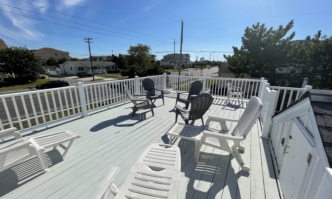 A-Zone House | A-Zone Rancher 1.5 blocks to the Beach and Shark Park!
