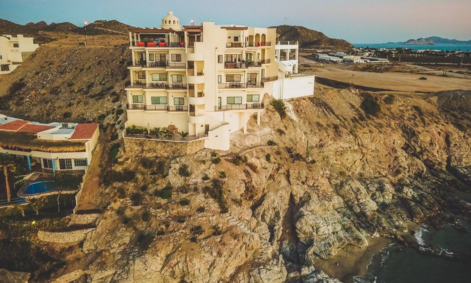 Kino Nuevo Condo | A2. Luxury Condo for 6 + Beachfront + Parking