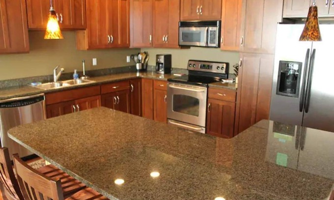 Quincy House | A75- Sharp 2BD/2Bath w/loft/hot tub Sunserra Gorge