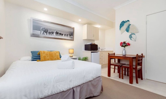 Connolly Apartment | A8 - Enjoy a romantic weekend at cozy studio apt.