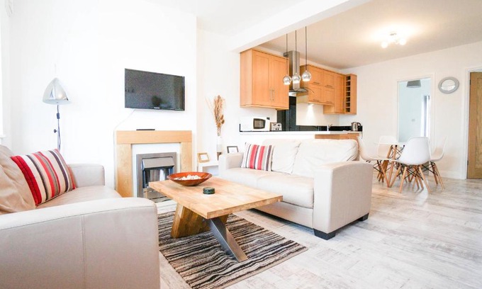 Ashmore Green Apartment | AAA Stay Garden Apartment