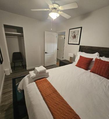 Jasper Place House | Aansel Suites QUEEN ROOM