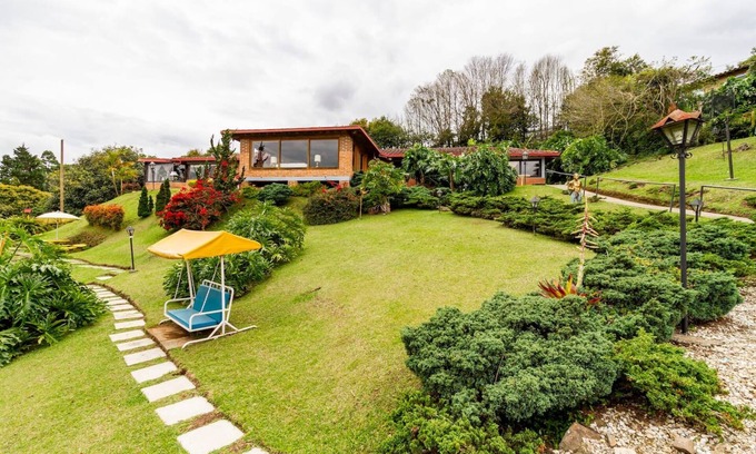 Llanogrande House | ABADENGO Beautiful and charming chalet in the mountains
