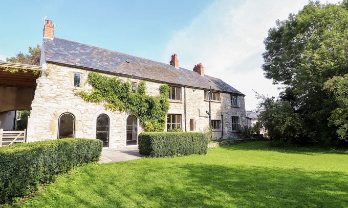 Denbigh Cottage | ABBEY COTTAGE, pet friendly, character holiday cottage in Denbigh