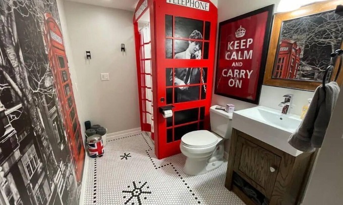 Ashwaubenon Apartment | Abbey Road Studio Green Bay: Beatles, Lambeau Field, Board Games, & Books!